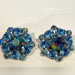 Vintage Aqua Light Blue Rhinestone Cluster Clip Earrings Flower like very Shiny
